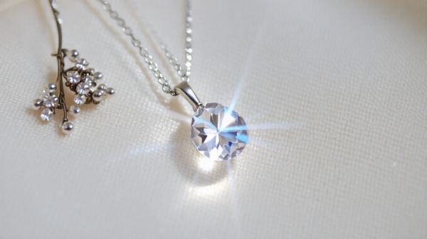 Découvrez notre collection de bijoux Laudaris pour exprimer votre foi